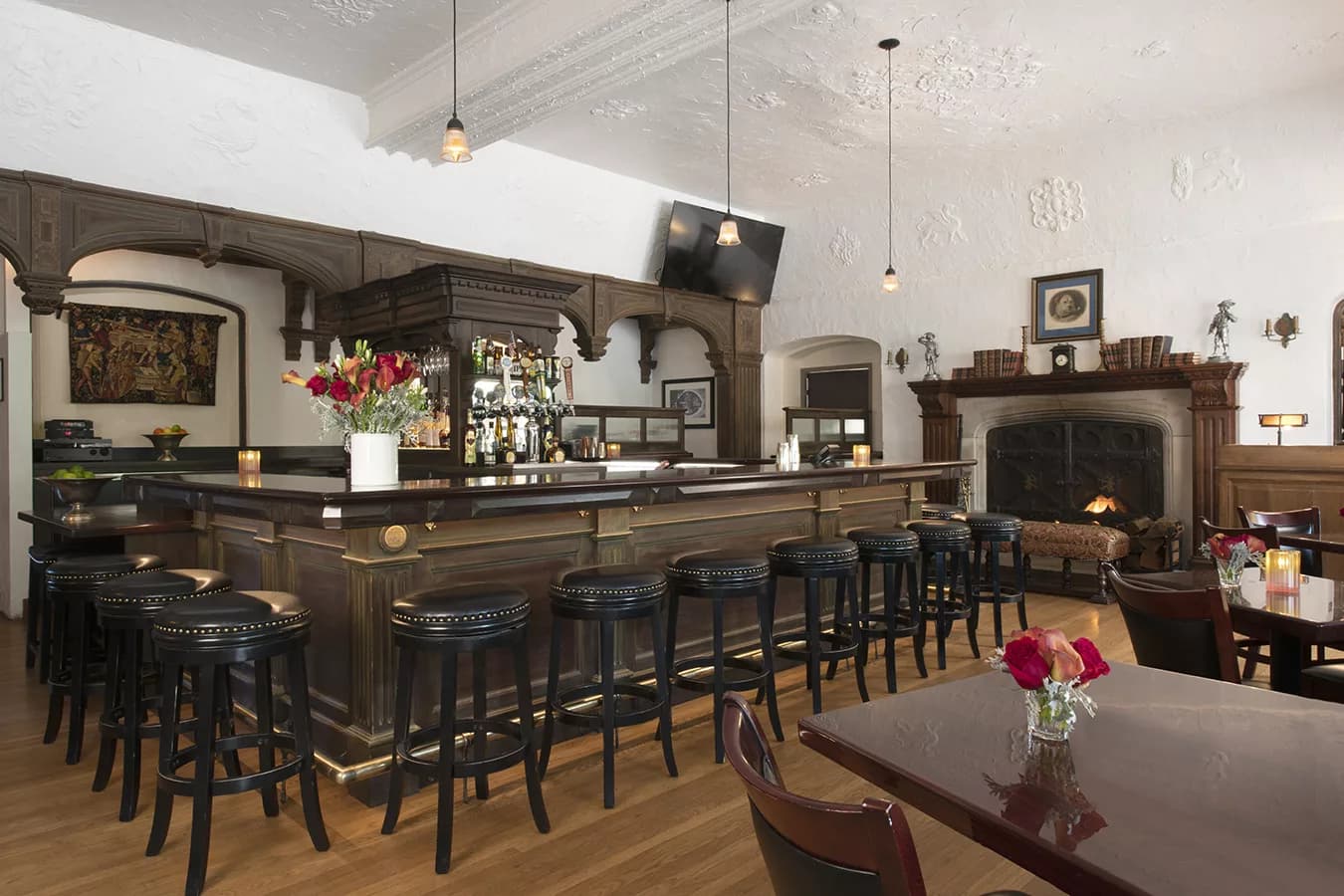 Cocktail bar at Benbow Historic Inn